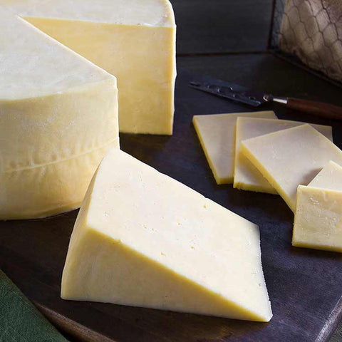 Phô mai Mild white Cheddar Grand'Or khối 2.5 kg - Cty CP TM TAG Cheese #